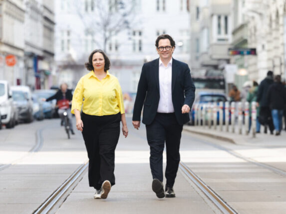 Isabelle Uhl und Markus Reiter gehen auf der Westbahnstraße