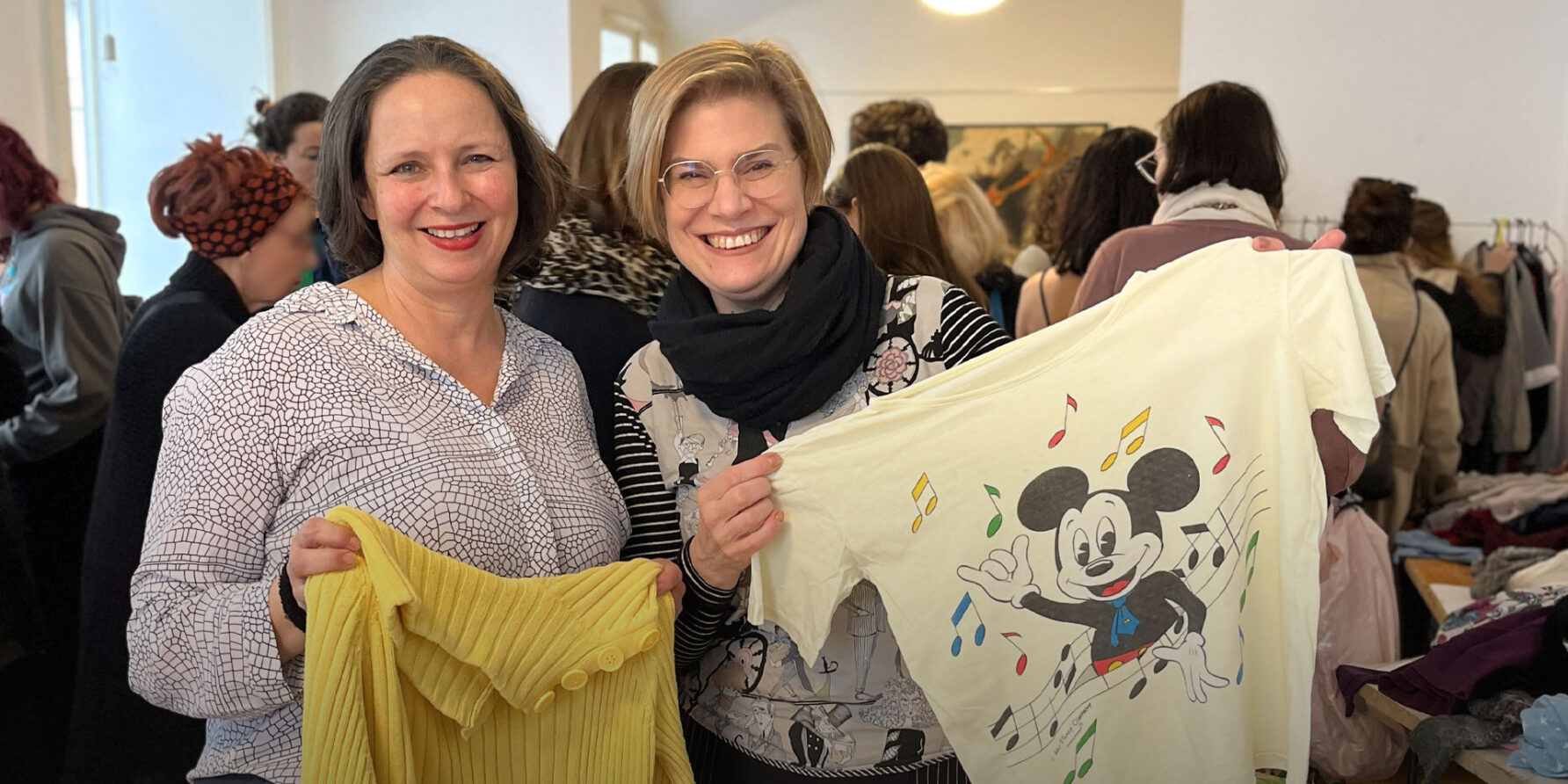 Isabelle Uhl un Ursular Berner auf einer Kleidertauschparty bei den Grünen Neubau